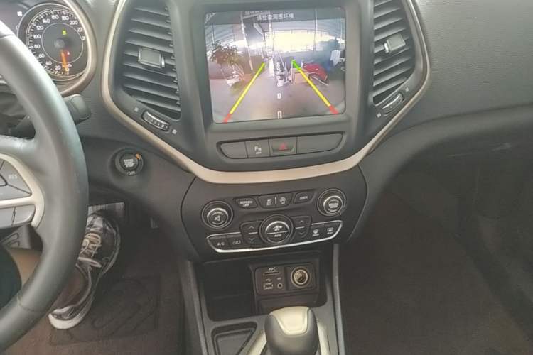 Used Jeep Cherokee 2017 2.0L Superior Edition Audio And AC Panel
