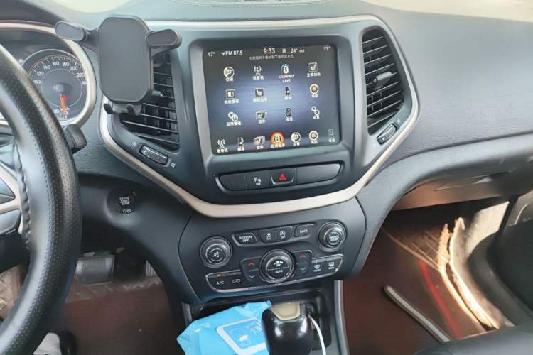 Used Jeep Cherokee 2017 2.0L Superior Edition Audio And AC Panel