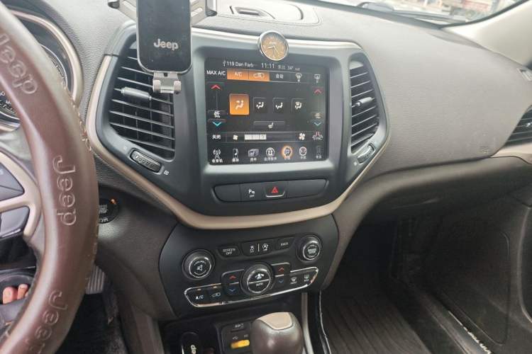 Used Jeep Cherokee 2017 2.0L Superior Edition Audio And AC Panel