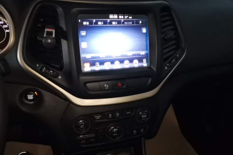 Used Jeep Cherokee 2017 2.0L Superior Edition Audio And AC Panel
