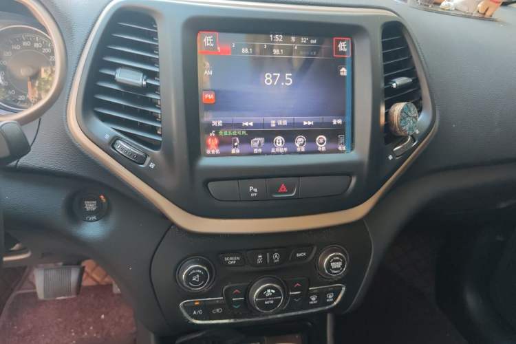 Used Jeep Cherokee 2017 2.0L Superior Edition Audio And AC Panel