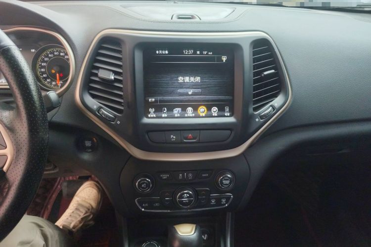 Used Jeep Cherokee 2017 2.4L Professional Smart Edition Audio And AC Panel