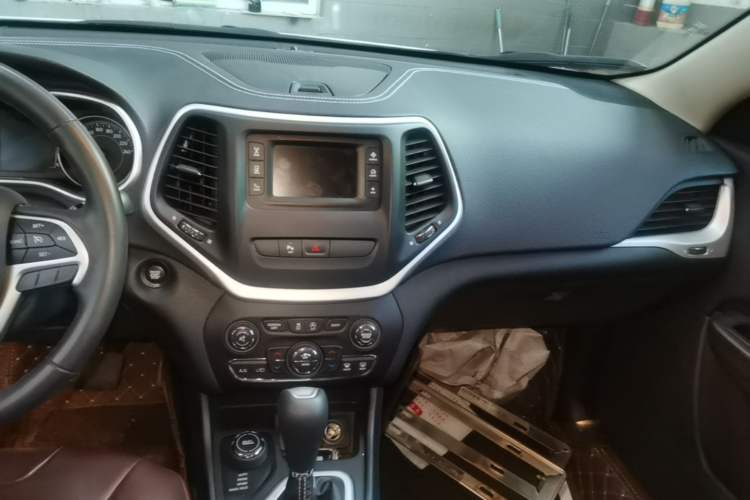 Used Jeep Cherokee 2017 2.4L Professional Edition Audio And AC Panel