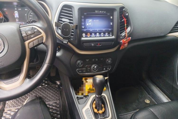 Used Jeep Cherokee 2017 2.0L Superior Edition Audio And AC Panel