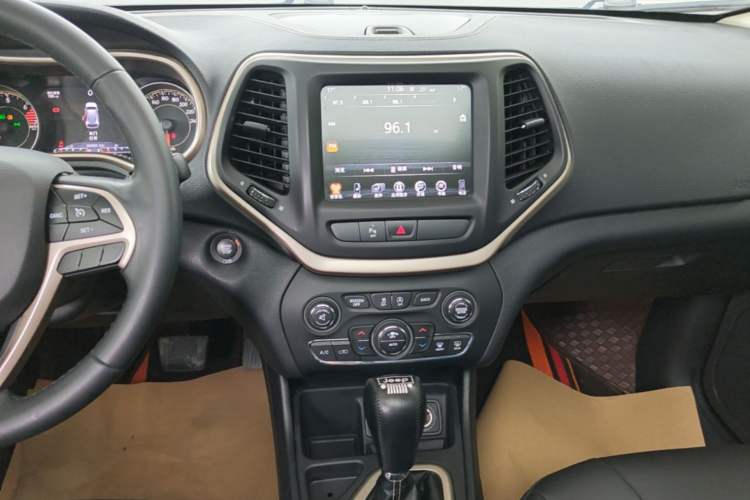 Used Jeep Cherokee 2017 2.0L Superior Edition Audio And AC Panel