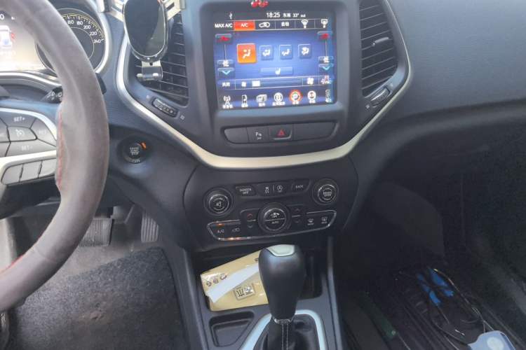 Used Jeep Cherokee 2017 2.0L Superior Edition Audio And AC Panel