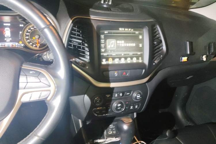 Used Jeep Cherokee 2017 2.4L Leading Smart Edition Audio And AC Panel