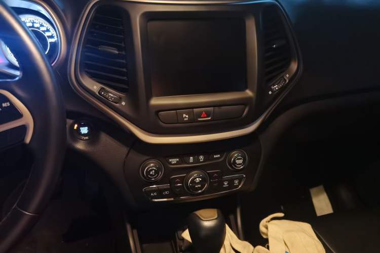 Used Jeep Cherokee 2017 2.0L Superior Edition Audio And AC Panel