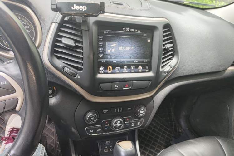 Used Jeep Cherokee 2017 2.0L Superior Edition Audio And AC Panel