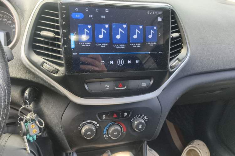 Used Jeep Cherokee 2017 2.0L Leading Edition Audio And AC Panel