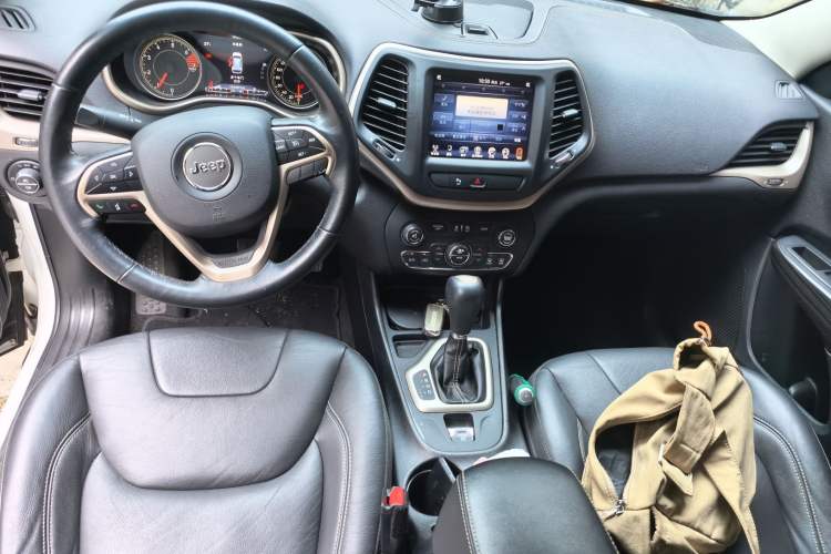 Used Jeep Cherokee 2017 2.4L Leading Smart Edition Center Console