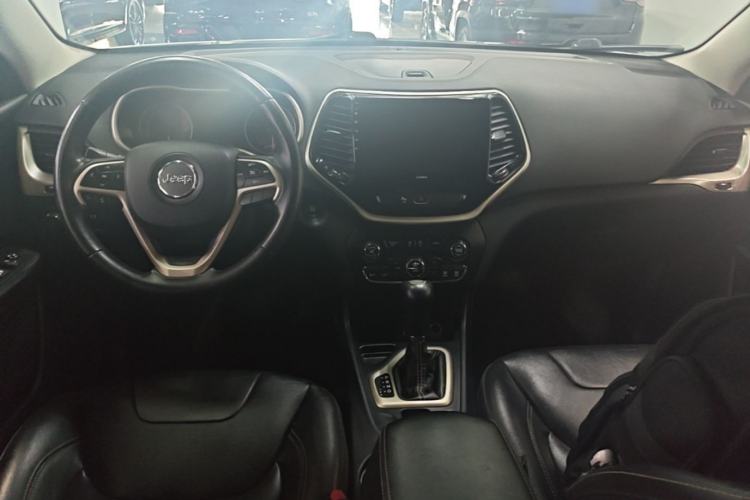 Used Jeep Cherokee 2017 2.4L Leading Smart Edition Center Console