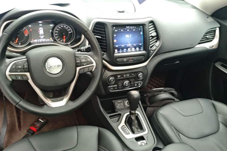 Used Jeep Cherokee 2017 2.0L Superior Edition Center Console