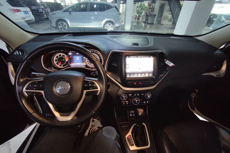Used Jeep Cherokee 2017 2.4L Leading Smart Edition Center Console