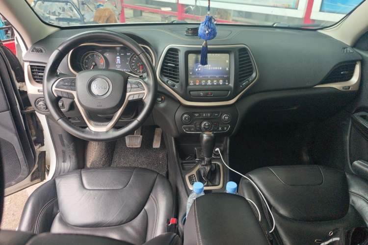 Used Jeep Cherokee 2017 2.0L Superior Edition Center Console