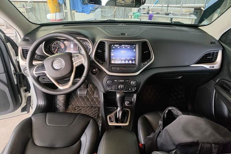Used Jeep Cherokee 2017 2.4L Leading Smart Edition Center Console