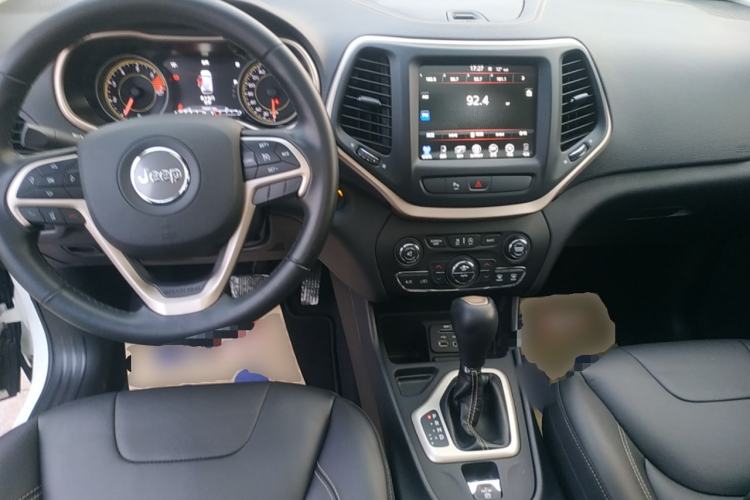 Used Jeep Cherokee 2017 2.0L Superior Edition Center Console
