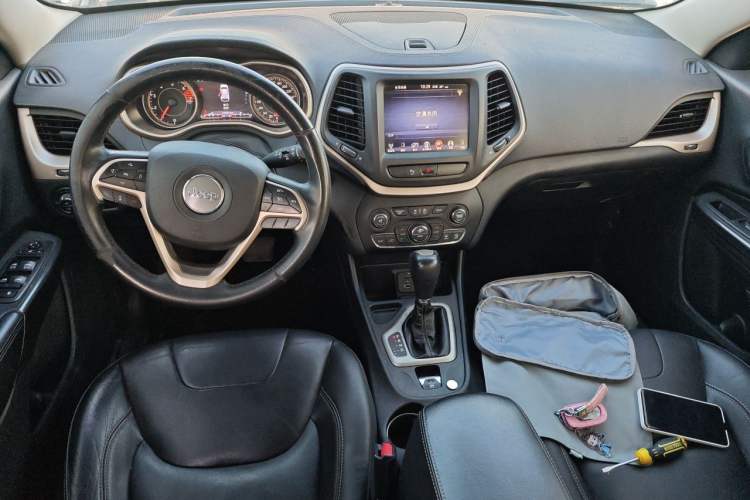 Used Jeep Cherokee 2017 2.4L Leading Smart Edition Center Console