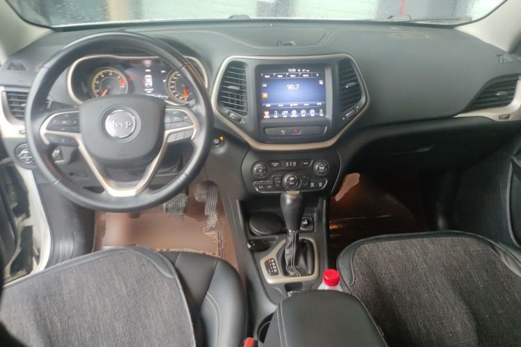 Used Jeep Cherokee 2017 2.4L Leading Smart Edition Center Console