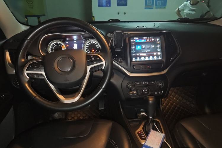 Used Jeep Cherokee 2017 2.0L Superior Edition Center Console