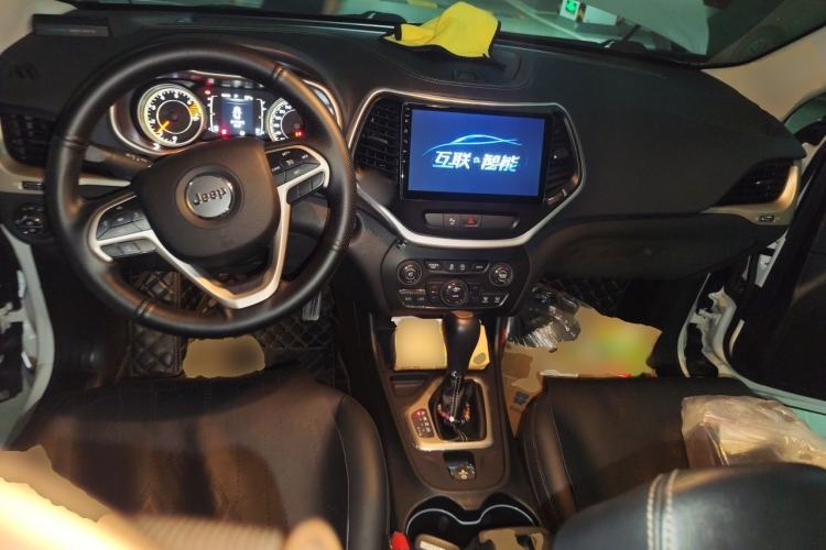 Used Jeep Cherokee 2017 2.4L Leading Edition Center Console