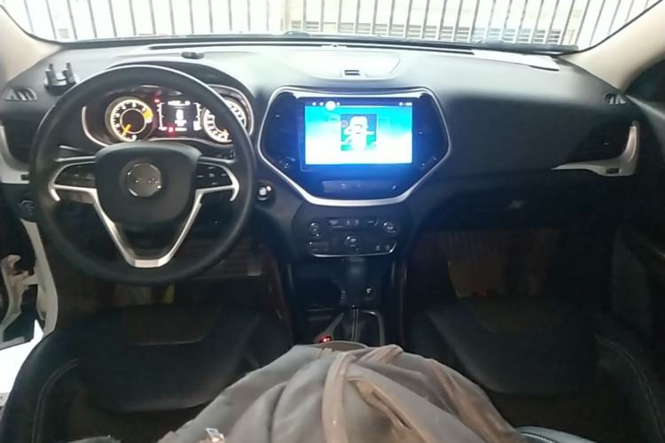 Used Jeep Cherokee 2017 2.4L Leading Edition Center Console