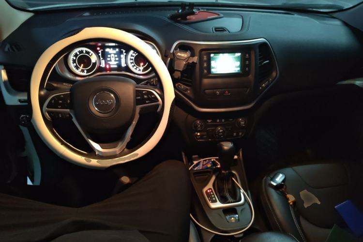 Used Jeep Cherokee 2017 2.4L Leading Edition Center Console
