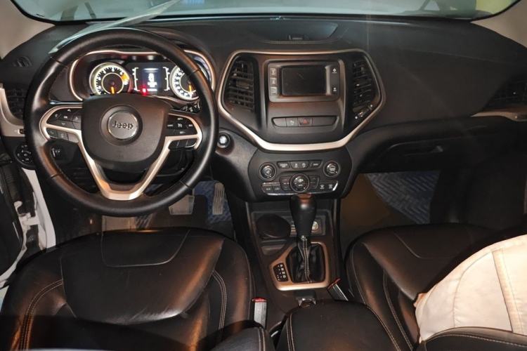 Used Jeep Cherokee 2017 2.4L Leading Edition Center Console