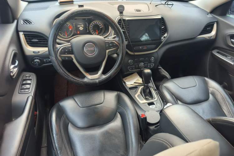 Used Jeep Cherokee 2017 2.4L Leading Edition Center Console