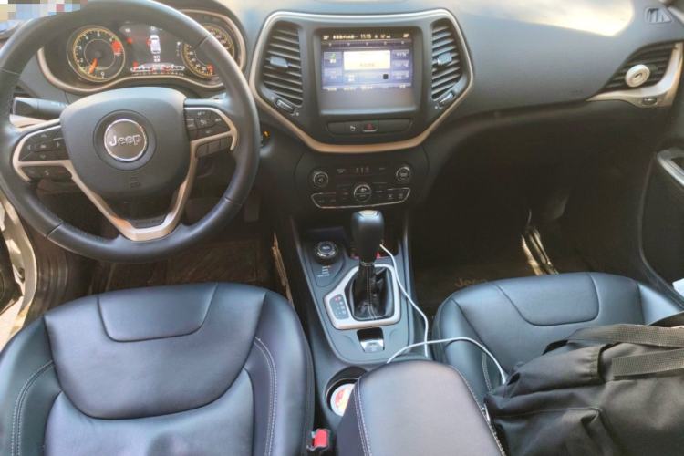 Used Jeep Cherokee 2017 2.4L Professional Smart Edition Center Console