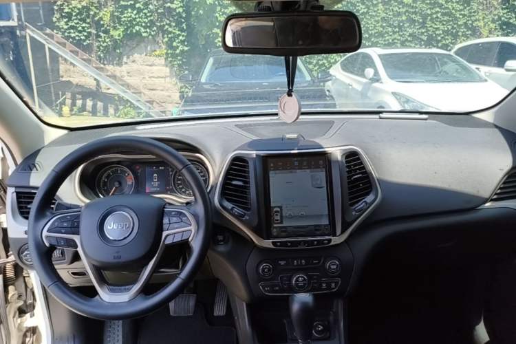 Used Jeep Cherokee 2017 2.4L Leading Edition Center Console