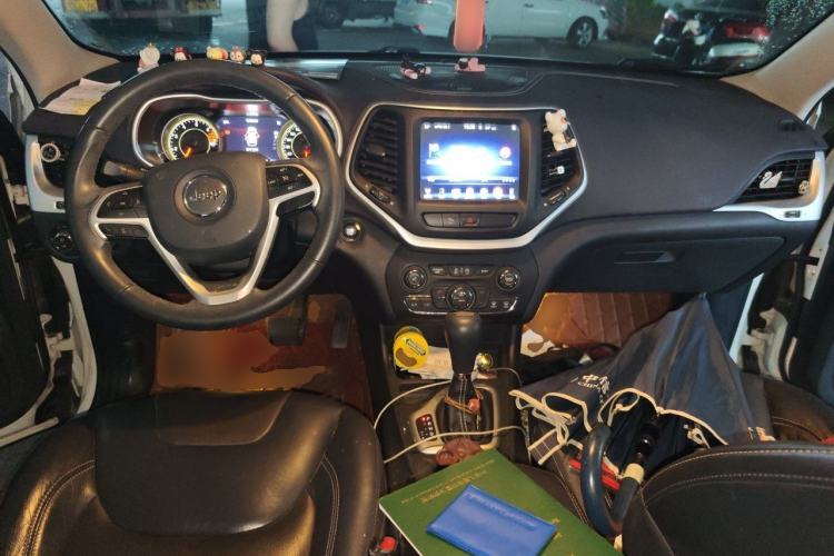 Used Jeep Cherokee 2017 2.4L Leading Smart Edition Center Console