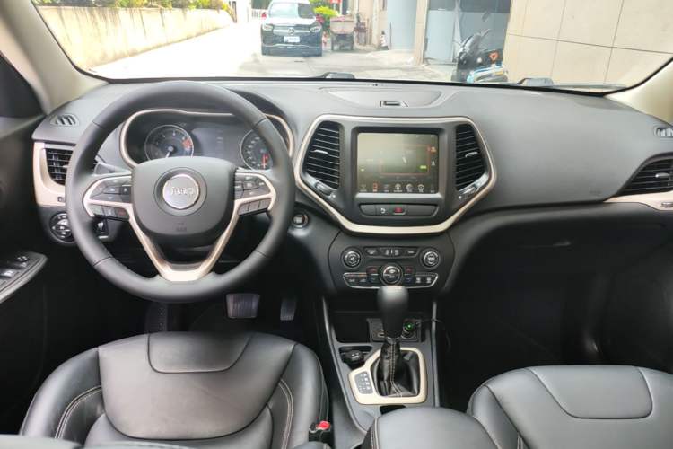 Used Jeep Cherokee 2017 2.0L Superior Edition Center Console