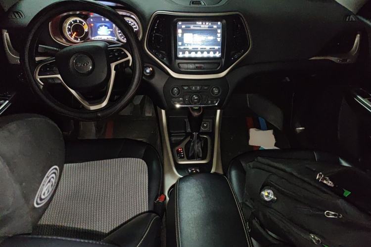 Used Jeep Cherokee 2017 2.0L Superior Edition Center Console