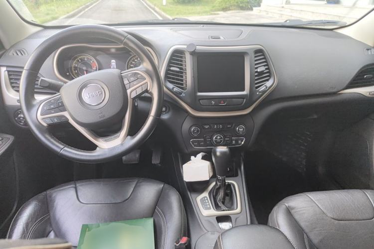 Used Jeep Cherokee 2017 2.4L Leading Smart Edition Center Console