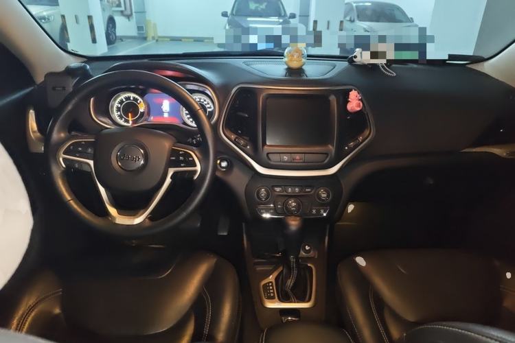 Used Jeep Cherokee 2017 2.4L Leading Smart Edition Center Console
