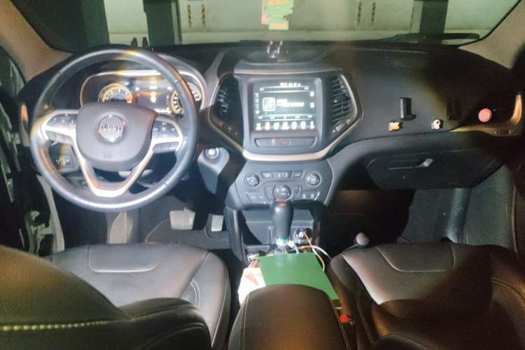 Used Jeep Cherokee 2017 2.4L Leading Smart Edition Center Console