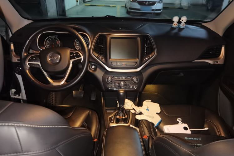 Used Jeep Cherokee 2017 2.0L Superior Edition Center Console