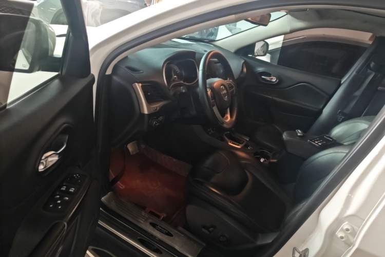 Used Jeep Cherokee 2017 2.0L Superior Edition Driver Seat