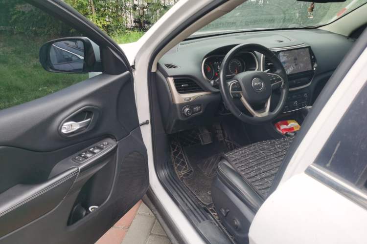 Used Jeep Cherokee 2017 2.4L Leading Edition Driver Seat