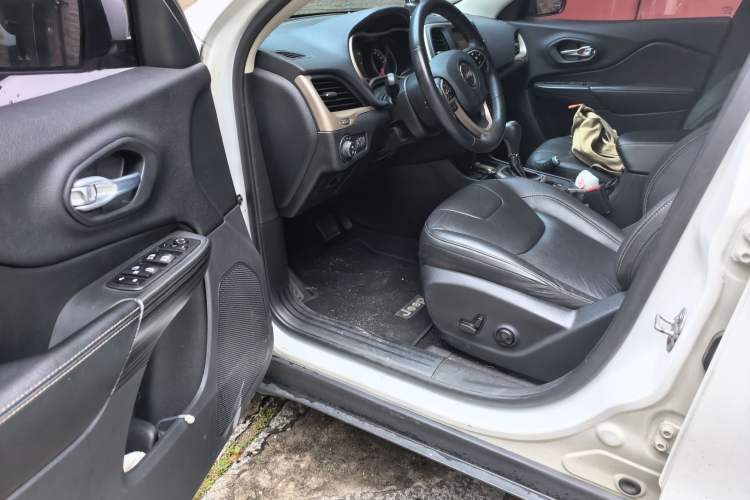 Used Jeep Cherokee 2017 2.4L Leading Smart Edition Driver Seat