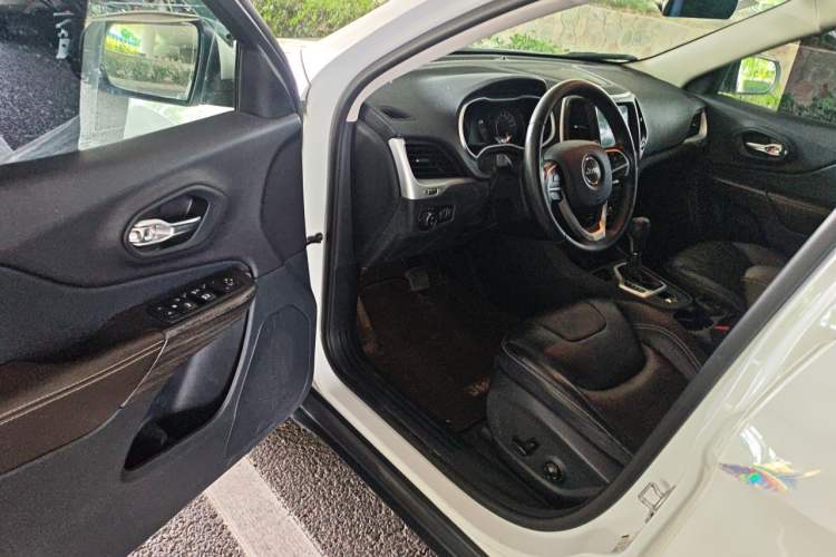 Used Jeep Cherokee 2017 2.0L Superior Edition Driver Seat