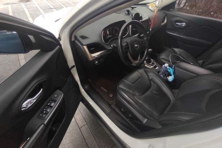 Used Jeep Cherokee 2017 2.0L Superior Edition Driver Seat