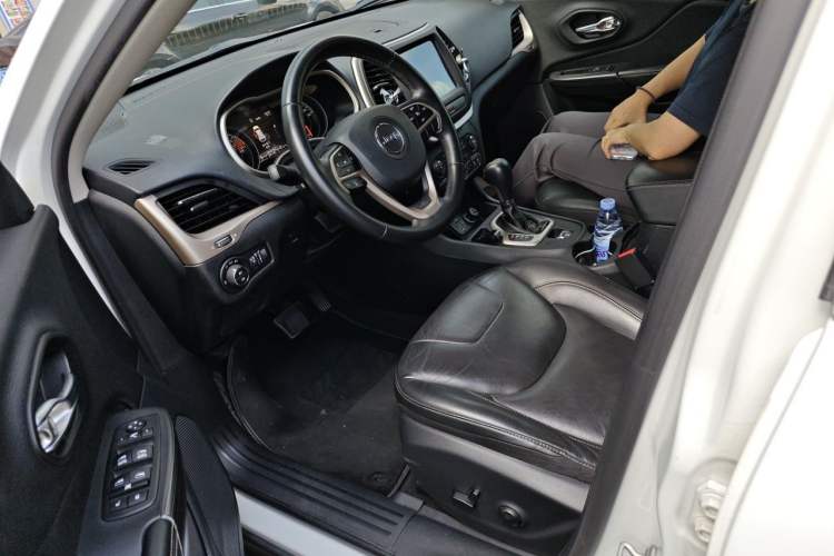 Used Jeep Cherokee 2017 2.0L Superior Edition Driver Seat
