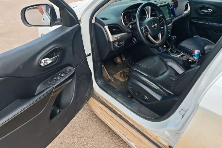 Used Jeep Cherokee 2017 2.0L Superior Edition Driver Seat
