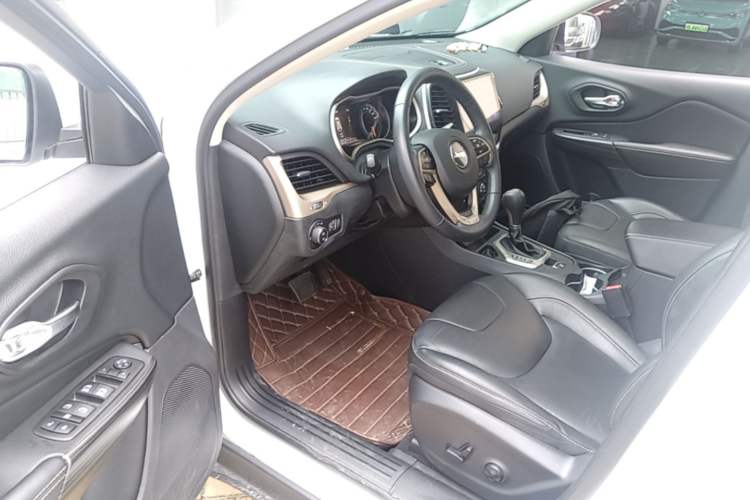 Used Jeep Cherokee 2017 2.0L Superior Edition Driver Seat