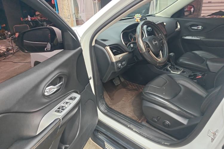 Used Jeep Cherokee 2017 2.0L Superior Edition Driver Seat