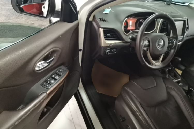 Used Jeep Cherokee 2017 2.0L Superior Edition Driver Seat