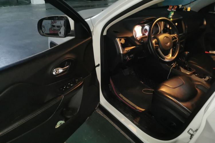 Used Jeep Cherokee 2017 2.0L Superior Edition Driver Seat