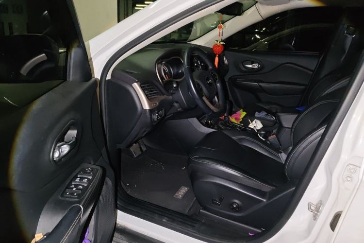 Used Jeep Cherokee 2017 2.0L Superior Edition Driver Seat